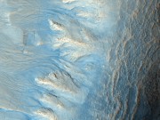 Синий, как Марс! Район кратера богатый льдом.