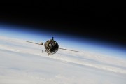 Союз ТМА-10М космический аппарат приближается к Международной космической станции