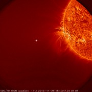 Это изображение из Solar Dynamics Observatory NASA показывает Солнце, но не комету ISON, её просто нет. Белый знак «плюс» показывает, там где комета должна была появиться.