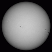 Для сравнения фотография фотосферы Солнца получена 23.12.2014 в 11:23 МСК инструментом HMI на борту спутника SDO