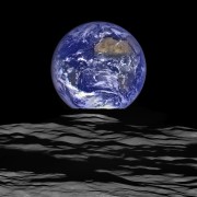 Это изображение состоит из серии снимков, сделанных 12 октября, когда LRO был около 134 километров над кратером Луны Комптона. Захват изображения Земли и Луны с Lunar Reconnaissance Orbiter Camera (LROC) инструмента LRO является сложной задачей. Сначала космический аппарат должен развернуться в сторону (в этом случае на 67 градусов), с направления движения, чтобы максимизировать ширину лунного горизонта в узком ракурсе камеры LROC. <br />Скорость 1600 м/с по отношению к лунной поверхности!