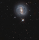 Галактика NGC 4907 и множество далеких «звёздных городов»